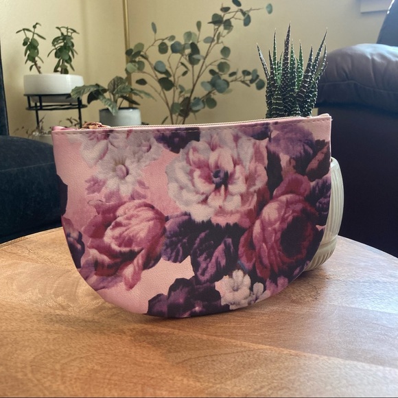 Ipsy • Floral Glam Bag - Picture 3 of 8